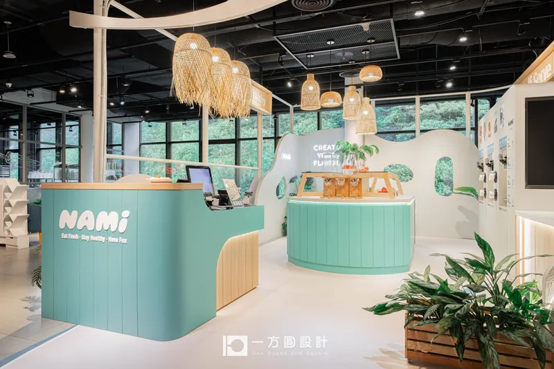 NAMi冰淇淋旗艦店Tiffany綠圓弧櫃檯與藤編吊燈-宜蘭商業空間設計實景